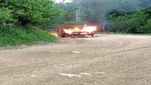 Sakarya'da motor kısmında yangın çıkan hafif ticari araç kullanılamaz hale geldi 