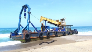 Sakarya'da vinçli duba şiddetli rüzgar nedeniyle karaya oturdu