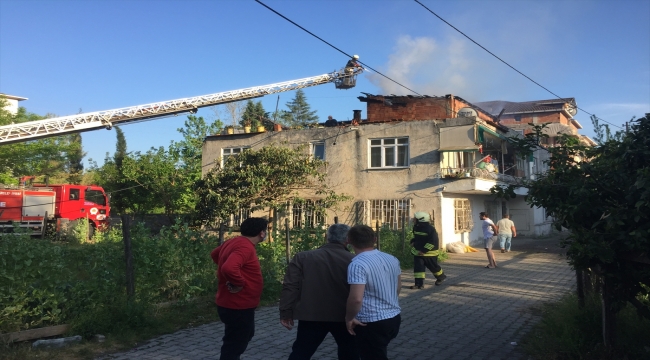 Samsun'da binanın çatısında çıkan yangını söndürmek isteyen kadın yaralandı