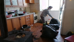 Samsun'da bir evden 1,5 kamyon çöp çıkarıldı 
