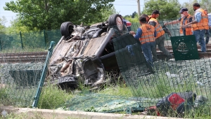 Samsun'da demir yoluna devrilen otomobildeki 4 kişi yaralandı