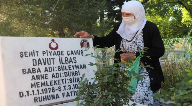 Siirt Valisi Hacıbektaşoğlu 81 yaşındaki şehit annesinin evladının kabrini ziyaret isteğini yerine getirdi