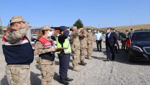 Siirt Valisi Hacıbektaşoğlu güvenlik, sağlık ve itfaiye çalışanlarıyla bayramlaştı 