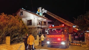 Silivri'de müstakil evin çatısında çıkan yangın söndürüldü