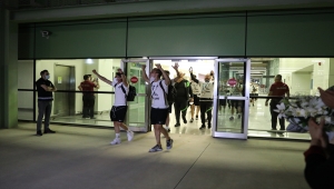Süper Lig'e yükselen Altay'ı İzmir'de taraftarlar karşıladı