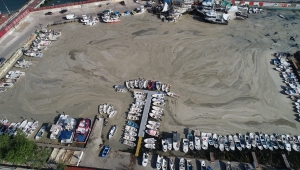 Tekirdağ'da küçük tekne balıkçıları deniz salyası nedeniyle denize açılamıyor 