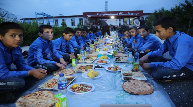 TİKA Afganistan'daki 100 yetim çocuğa iftar yemeği verdi