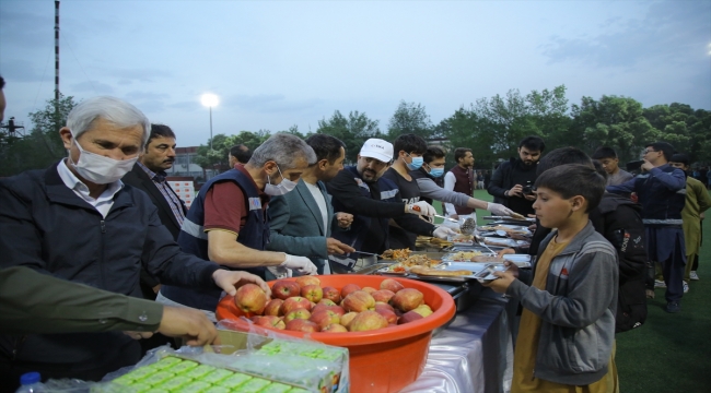 TİKA Afganistan'daki yetimlere iftar verdi