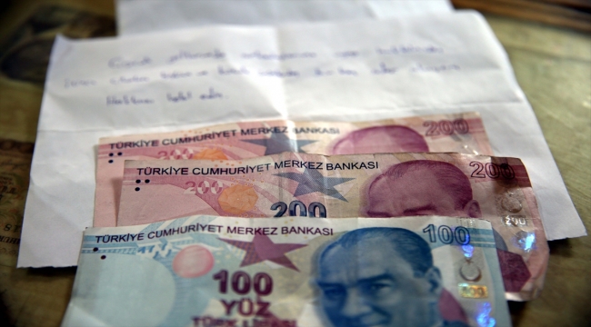 Tokat'ta bir kişi çocukluk yıllarında aldıklarının karşılığında marketin kapısına para ile özür notu bıraktı