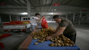 Trakya'da yarın açılacak halk pazarlarında esnaflar tezgahlarını bir gün öncesinde kurmaya başladı