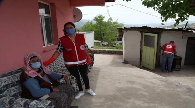 Tunceli'de "Vefa Sosyal Destek Grubu" yaşlı kadının evinde bahar temizliği yaptı
