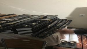 Uşak'ta bir evde 73 kılıç ve çok sayıda kesici alet ele geçirildi