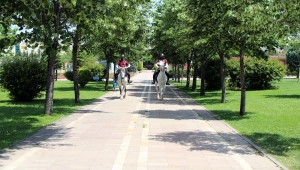 Uşak'ta Kovid-19 denetimlerine atlı polisler de katılıyor