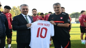 Vali Yazıcı, Antalya'da kamp yapan A Milli Futbol Takımı'nı ziyaret etti