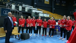Voleybol Federasyon Başkanı Üstündağ, A Milli Kadın Takımı kampını ziyaret etti