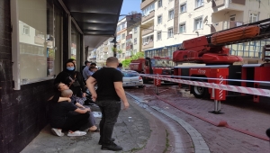 Zeytinburnu'nda bir binanın çatı katında çıkan yangın söndürüldü