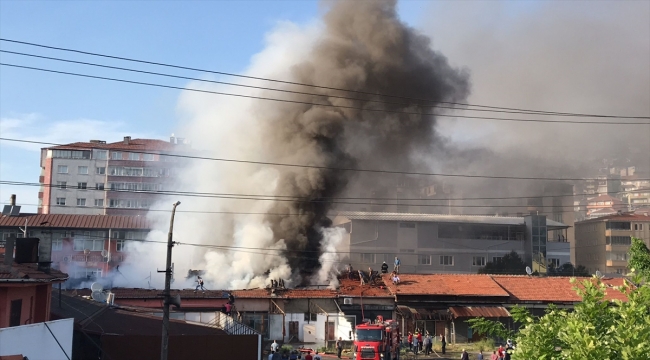 Zonguldak'ta çıkan yangında 8 iş yerinin çatısında hasar oluştu