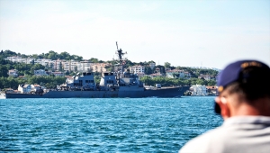 ABD savaş gemisi İstanbul Boğazı'ndan geçti