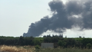 Adana'da geri dönüşüm tesisinin bahçesinde çıkan yangına müdahale ediliyor
