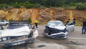 Adana'da iki otomobil çarpıştı: 2 yaralı