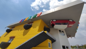 Adana'da inşa edilen "Ters Ev" ziyarete açıldı