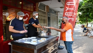 Adana'da "Kovid-19 salgınının son bulması" beklentisiyle helva dağıtıldı