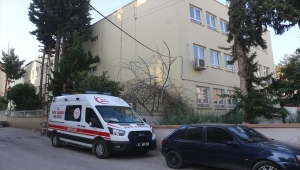 Adana'da okulda mahsur kalan 3 çocuktan biri çıkmak isterken 2. kattan düşerek yaralandı