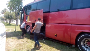 Adana'da refüjdeki ağaca çarpan otobüsün şoförü yaşamını yitirdi