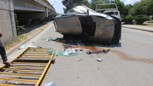 Adana'da üst geçitten alt yola devrilen otomobildeki baba ve oğlu yaralandı