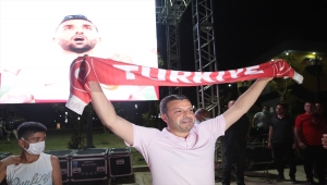 Adana'da vatandaşlar Türkiye-İtalya maçını kurulan dev ekranda araçlarından izledi