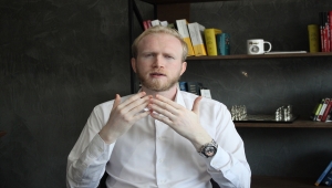 Albinizmli birey olmanın zorluklarını öz güveni sayesinde aştı