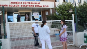 Antalya'da geç kaldıkları için YKS'ye giremeyen adaylar üzüntü yaşadı