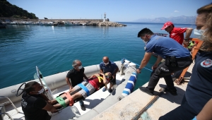 Antalya'da güneşlenirken üzerine cankurtaran kulesi devrilen tatilci yaralandı