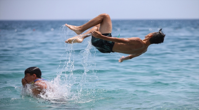 Antalya'da yılın en sıcak günü yaşandı, sahillerde yoğunluk oluştu 