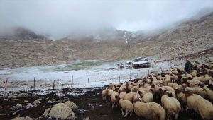 Antalya'nın Kaş ilçesinde yüksek kesimlere kar yağdı