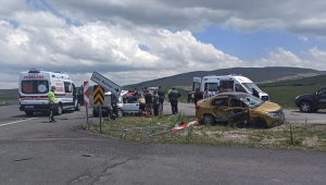 Ardahan'da taksi ile otomobil çarpıştı: 3 yaralı
