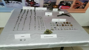 Ardahan'da yolcu otobüsünün bagajında 179 tarihi eser ele geçirildi