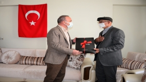 Ardahan Valisi Hüseyin Öner, Babalar Günü nedeniyle bazı şehit ailelerini ziyaret etti