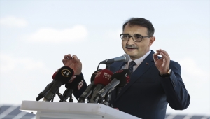 Bakan Dönmez, Türkiye'nin yenilenebilir enerjinin merkezi olacağını söyledi: