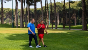 Bakan Kasapoğlu, A Milli Futbol Takımı'nın kampında Şenol Güneş ile buluştu