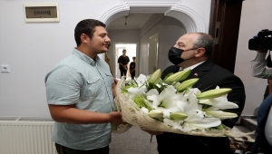 Bakan Varank, Kocaeli'de darbedilen basın mensubunu ziyaret etti