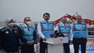 Bakanı Kurum, İzmit Körfezi'nde müsilaj temizleme çalışmalarını inceledi: (1)