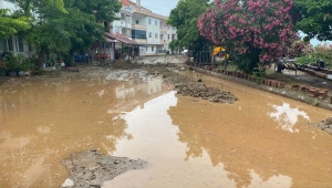 Balıkesir'in Marmara ilçesinde sağanak ve fırtına hayatı olumsuz etkiledi