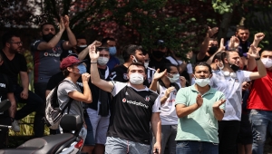 Beşiktaşlı taraftarlar Sergen Yalçın'ın evinin önünde toplandı