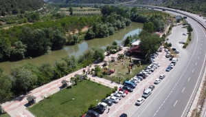 Bilecik'te vatandaşlar Sakarya Nehri kenarında kısıtlamasız cumartesinin keyfini çıkarıyor