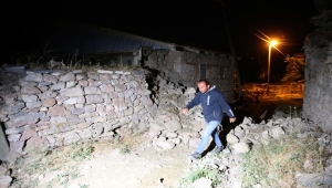 Bingöl'deki depremde bazı evler hasar gördü