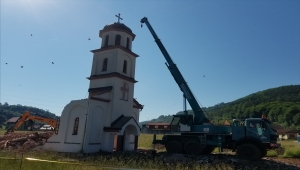 Boşnak nine Orloviç'in bahçesine izinsiz yapılan Ortodoks kilisenin yıkımına başlandı