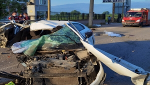 Bursa'da elektrik direğine çarpan otomobildeki 5 kişiden 3'ü hayatını kaybetti