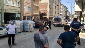 Bursa'da yıkım yapan ekskavatörle bina duvarı arasına sıkışan işçi öldü