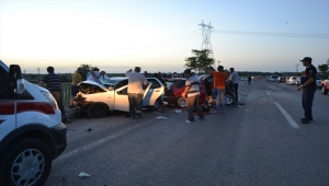 Çanakkale'de iki otomobilin kafa kafaya çarpışmasıyla 3 kişi ölü, 4 kişi yaralandı